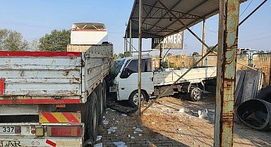 Lastiği patlayan kamyonet, fabrika bahçesindeki TIR'a çarptı; 2 yaralı