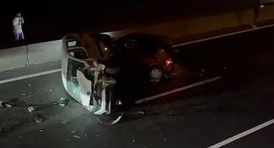 Lastiği patlayan otomobile hafif ticari araç çarptı, 2 çocuk yaralandı