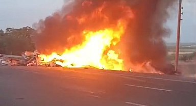 Lastiği patlayınca devrilen TIR, alev aldı; şoför ağır yaralı