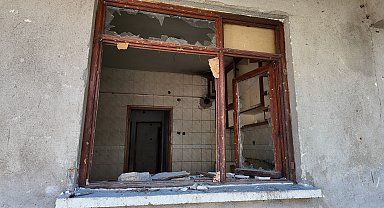 Madde bağımlılarının uğrak yeri haline gelen metruk bina nedeniyle mahalleli tedirgin