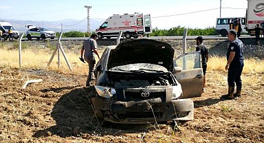Malatya'da otomobil devrildi; emniyet müdür yardımcısı ile ailesi yaralı