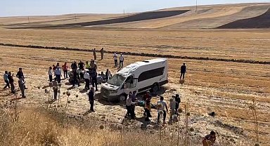 Malazgirt kutlamalarına gidenleri taşıyan minibüs devrildi; 10 yaralı