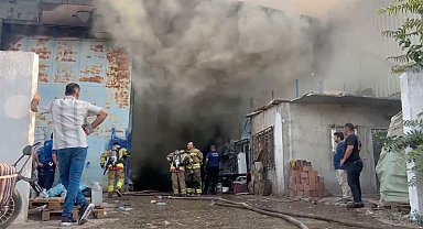 Manisa'da çıkan yangında iki iş yeri zarar gördü