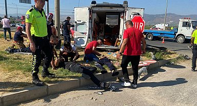 Manisa'da otomobil ile ambulans çarpıştı: 1 ölü, 6 yaralı
