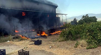 Manisa'da plastik kasa deposunda yangın