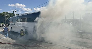 Manisa'da, seyir halindeki yolcu otobüsü alev aldı