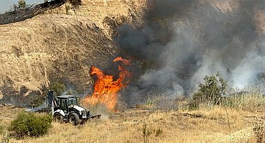 Manisa'daki yangında, alevler fabrikalara sıçramadan kontrol altına alındı