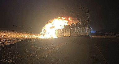 Mardin'de, devrilerek alev alan TIR'ın şoförü yanarak öldü