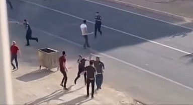 Mardin'de iki aile arasında taşlı sopalı boşanma kavgası kamerada: 4 yaralı