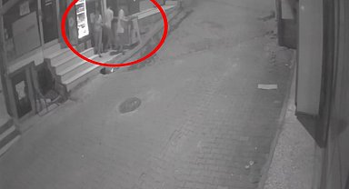 Marketin önündeki dolaptan dondurma çalan 3 şüpheli yakalandı