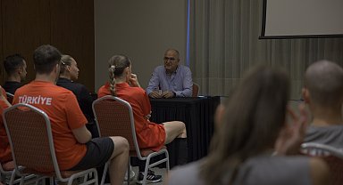 Mehmet Akif Üstündağ, Filenin Sultanları ile bir araya gelerek destek verdi