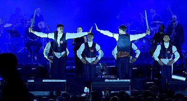 Memleketinde konser veren Merve Özbey, Dadaşlarla sahne aldı