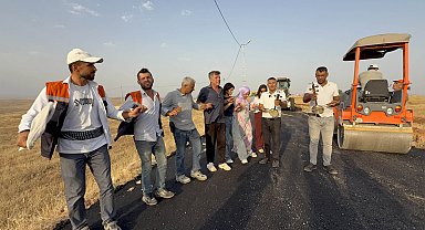 Midyat'ta 50 yıl sonra mahallelerine dönen Yezidiler, asfalt sevincini halayla kutladı