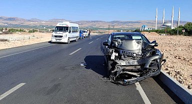 Minibüs ile otomobil çarpıştı: 9 yaralı