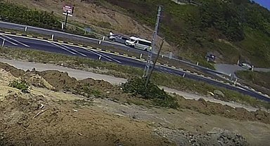 Minibüsten inen yolcuya otomobilin çarpması kamerada