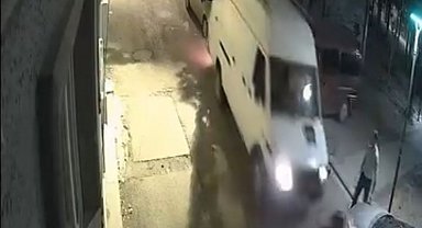 Minibüsüyle geri manevra yaparken, 2 otomobile çarpıp kaçtı; o anlar kamerada