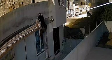 Misafirliğe giden ailenin evine balkonundan tırmanıp, 38 bin lira çaldı