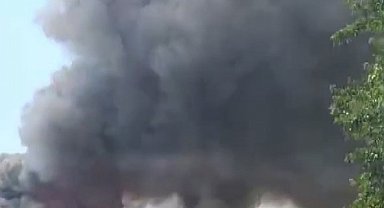 Mobilya imalathanesinin deposunda çıkan yangın söndürüldü; patlamalar kamerada