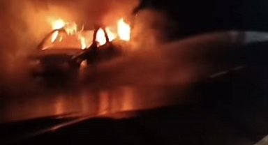 Motor kısmından alev alan otomobil yandı