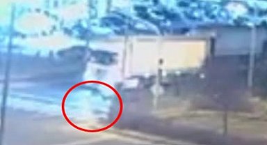 Motosiklet, kırmızıda geçen yayaya çarptı; kaza kamerada