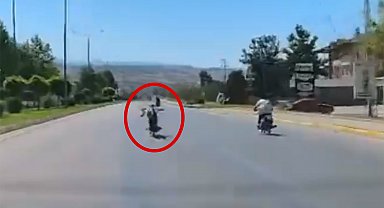 Motosiklet sürücülerinin tehlikeli yarışı kamerada