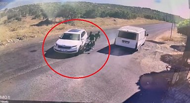 Motosikletin otomobile çarpıştığı kaza kamerada; 2 yaralı