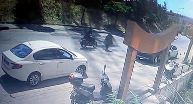 Motosikletin yayaya çarptığı kaza kamerada