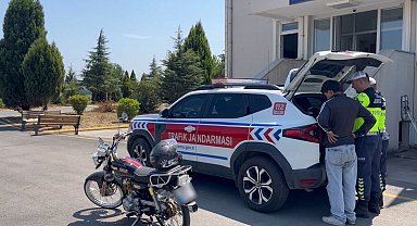 Motosikletini yüzüstü uzanıp kullanan sürücünün ehliyeti iptal edildi