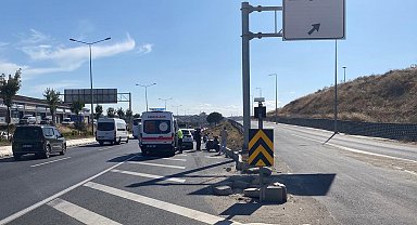 Motosikletiyle yol ayrımındaki parke taşlarına çarpan sürücü yaralandı