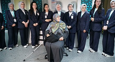 Muayeneye yalnız gelen hastaya sağlık personelinden şifa veren ilgi