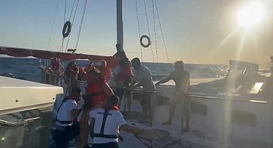 Muğla'da su alan teknedeki 12 kişi kurtarıldı