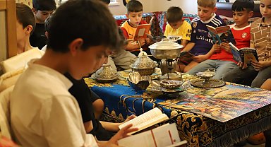 Muhtarlık kütüphanesinde kitap okuyan çocuğa hediye kampanyası