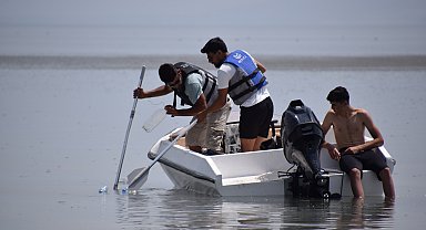 Müzik öğretmeni, kendi yaptığı tekne ile Van Gölü'nde çöp topladı