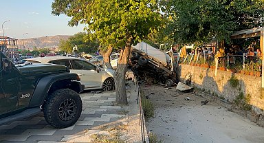 Nevşehir'de freni patlayan kamyon park halindeki araçlara çarpıp, su kanalına devrildi: 3 yaralı