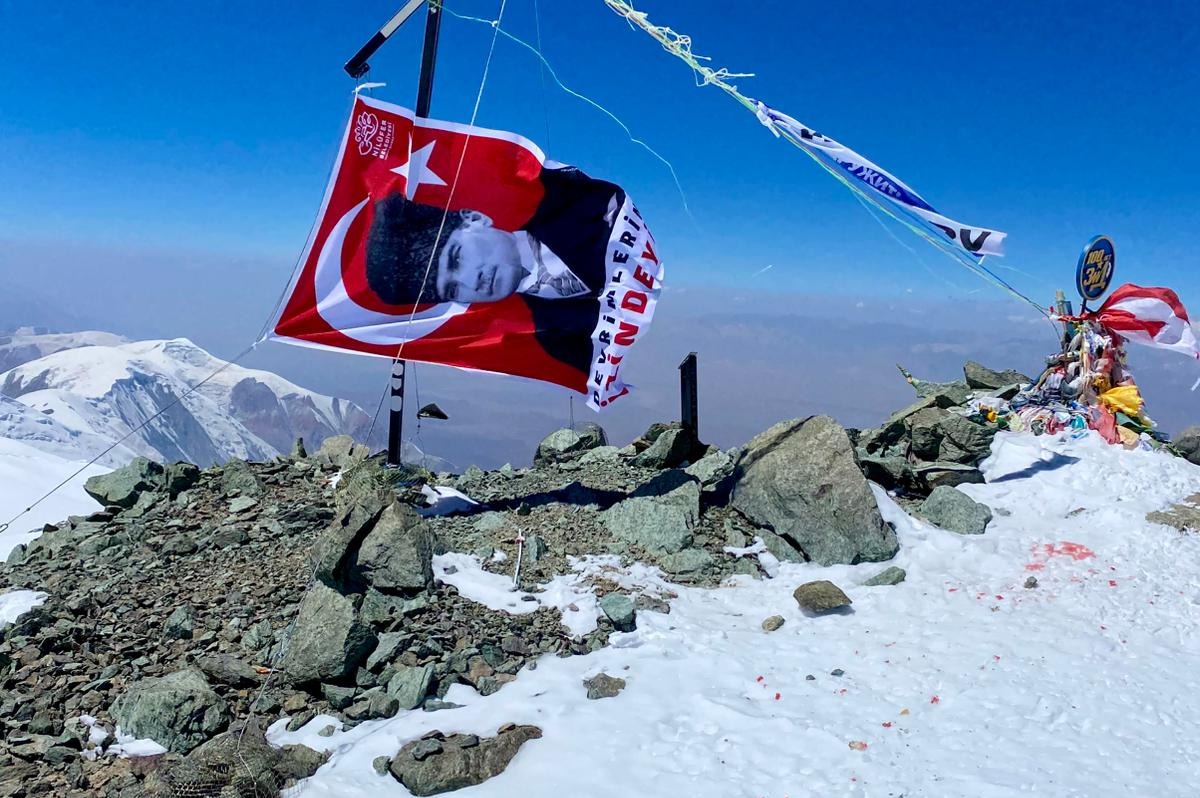 Nilüfer Belediyesi personelinden 30 Ağustos Zafer Bayramı’na özel zirve tırmanışı