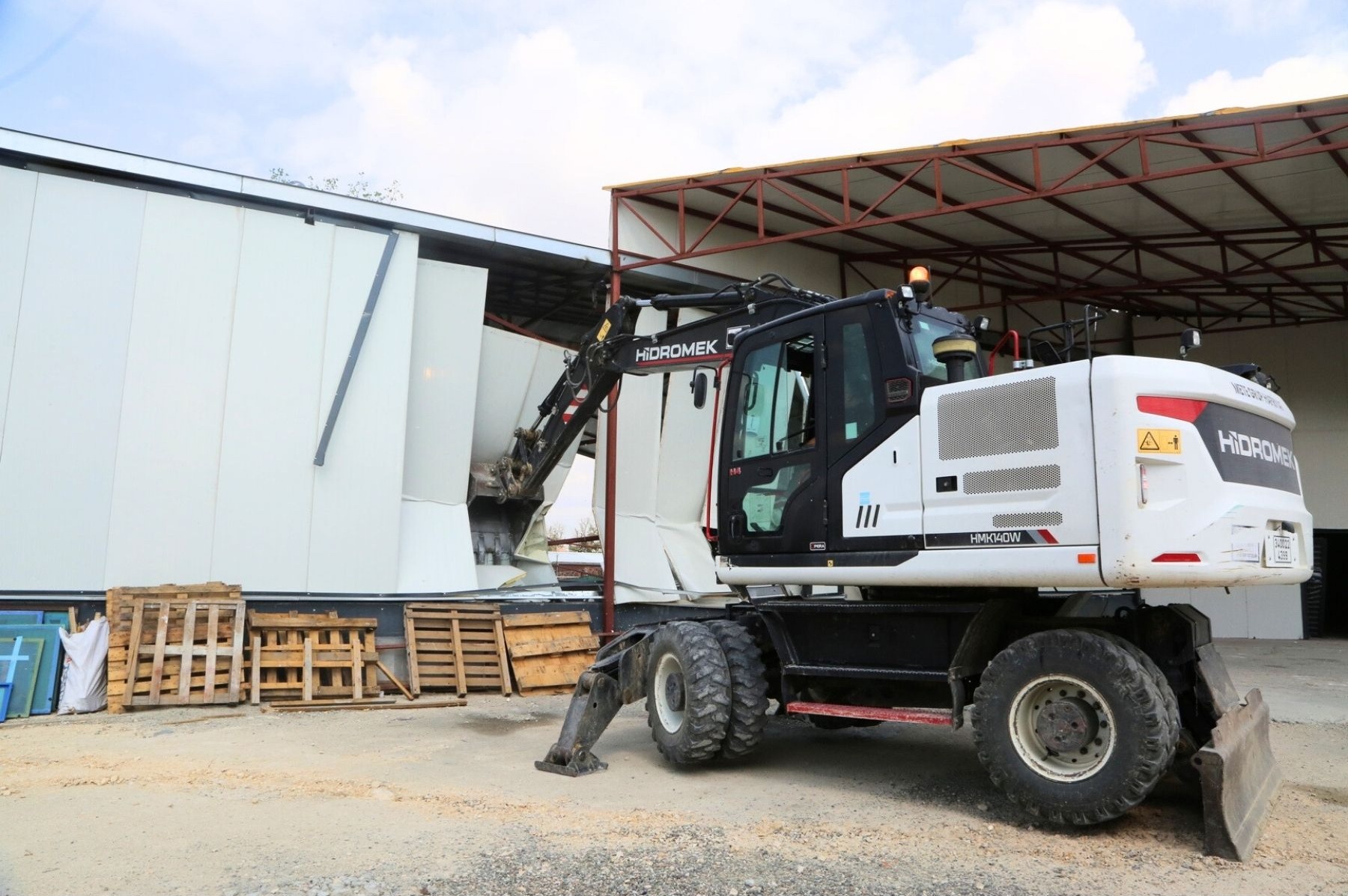 Nilüfer’de kaçak iki iş yeri yıkıldı