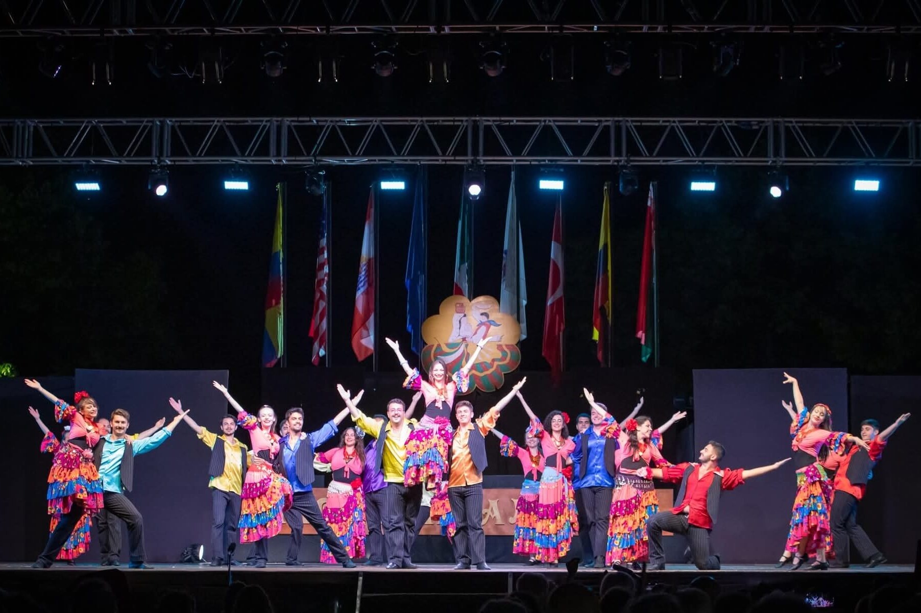 Nilüfer Halk Dansları Topluluğu İtalya'dan ödülle döndü