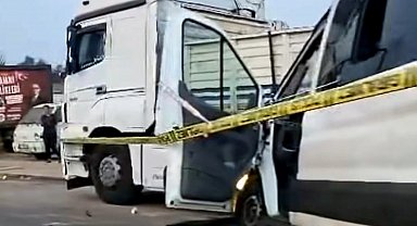 Öğrencileri taşıyan minibüs TIR'a çarptı: 2 ölü, 10 yaralı
