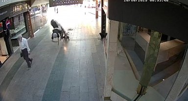 Ön tekeri rögara girip takla atan motosiklet, yayaya çarptı; kaza kamerada