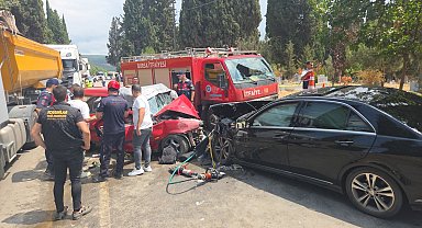 Önce duvara, sonra karşıdan gelen araca çarpan otomobilin sürücüsü öldü, 4 yaralı