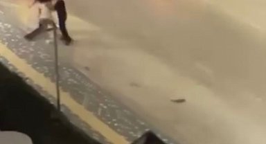 Önce kadını darbedip, ardından arkadaşının üzerine bıçakla yürüdü