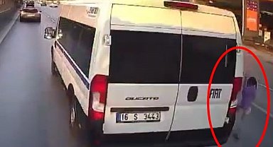 Otizmli çocuğa çarpmamak için sürücüsünün manevra yaptığı minibüs beton mikseriyle çarpıştı