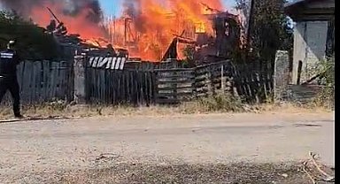 Otluk alanda çıkan yangında 3 ev 2 ahır ve 2 samanlık kül oldu