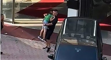 Oto galeriye silahlı saldırı; sokakta oynarken vurulan Ege, ağır yaralandı