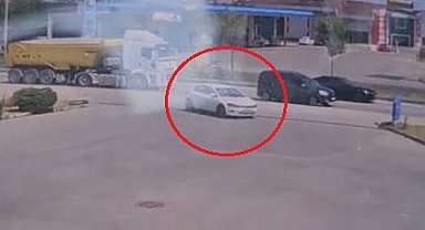 Otomobil, akaryakıt istasyonunda park halindeki TIR'a çarptı; kaza kamerada