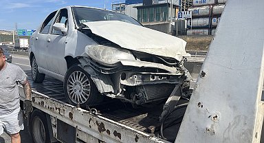 Otomobil bariyere çarptı: 4 yaralı