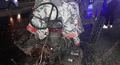 Otomobil ile çarpışan traktör ikiye bölündü: 5 yaralı