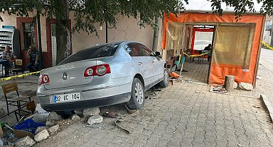 Otomobil, kahvehaneye girdi: 1 ölü, 2 yaralı