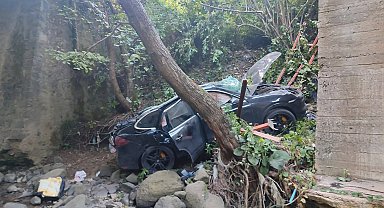 Otomobil köprüden uçtu; 1 çocuk öldü, 2'si çocuk 3 yaralı