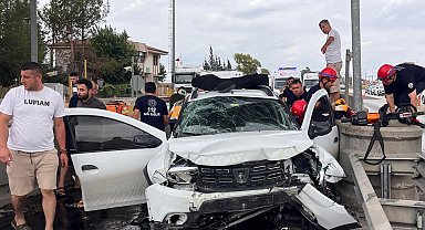 Otomobil, otoyol gişelerinin beton bariyerine çarptı: 1 ölü, 4 yaralı
